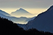 15 Zoom sul Monte Suchello emergente dalla foschia mattutina